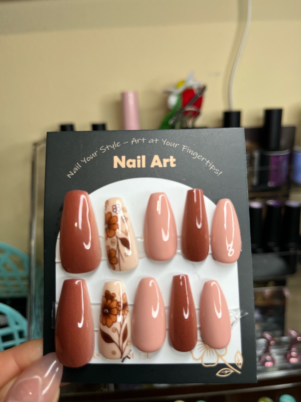 Press-On nails in Brown & Pink – Floral Accent 70s retro medium coffin
